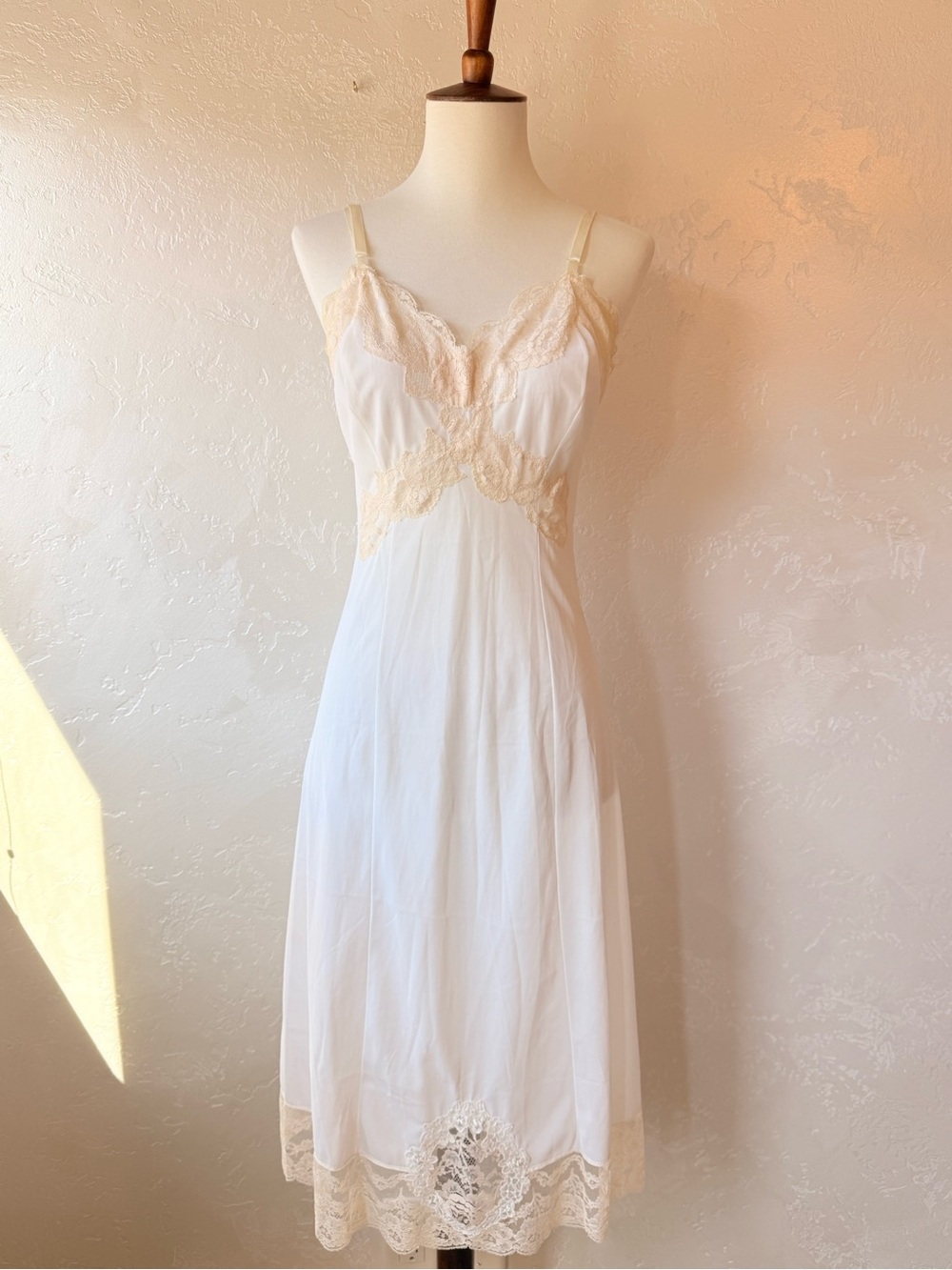 Vintage 1950s Munsingwear Lace Nightgown Slip XS 32 Ivory Nylon